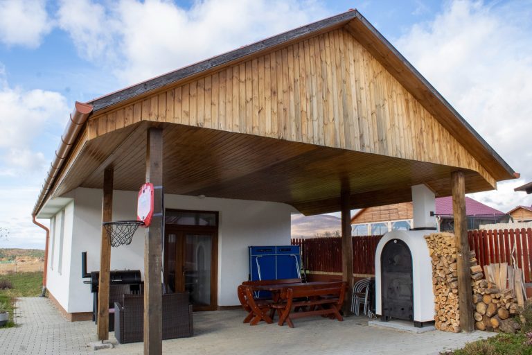 Fedett pavilon kemencével a kertben